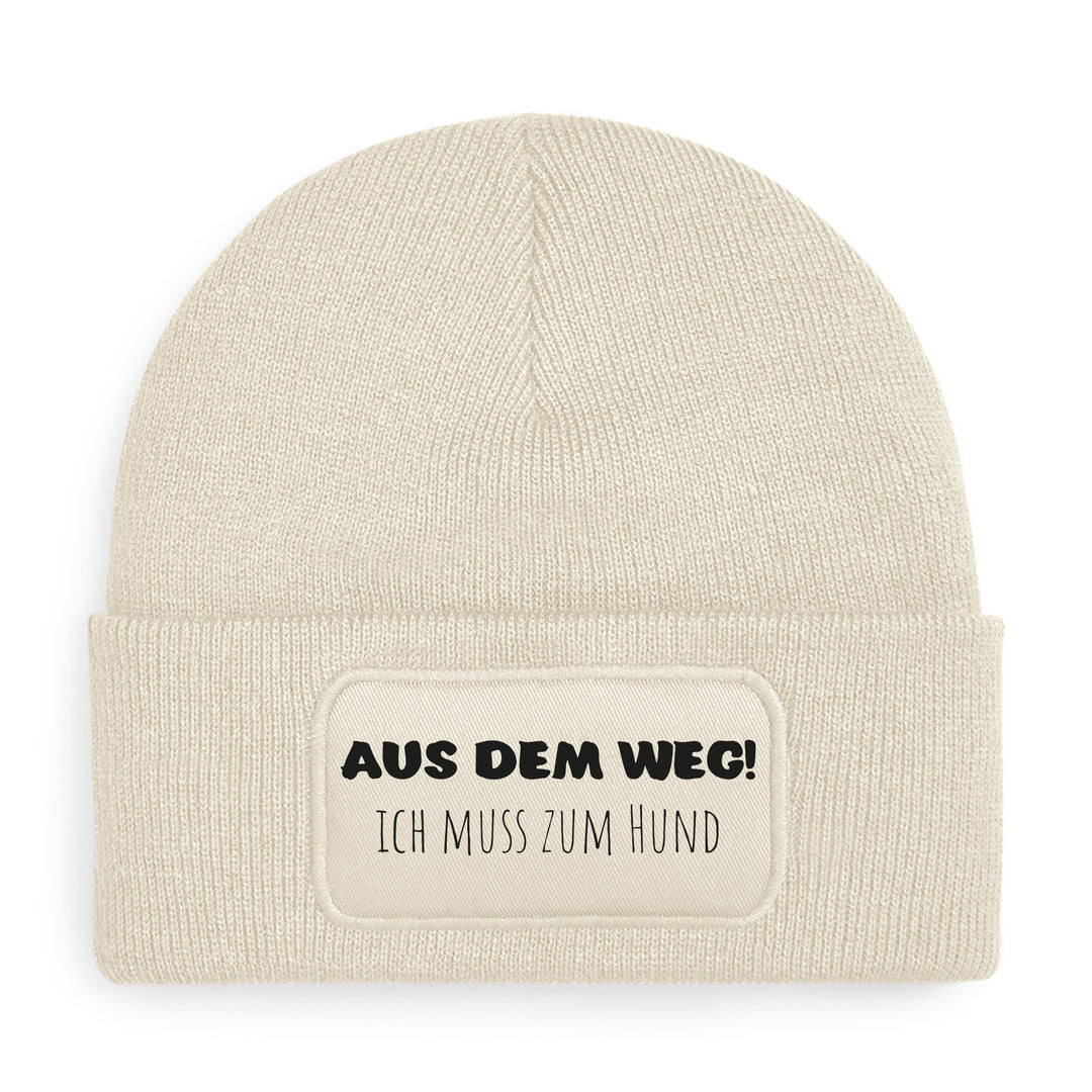 Mütze „Aus dem Weg – ich muss zum Hund“ | Lustige Beanie für echte Hundemenschen