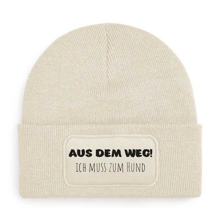 Mütze „Aus dem Weg – ich muss zum Hund“ | Lustige Beanie für echte Hundemenschen
