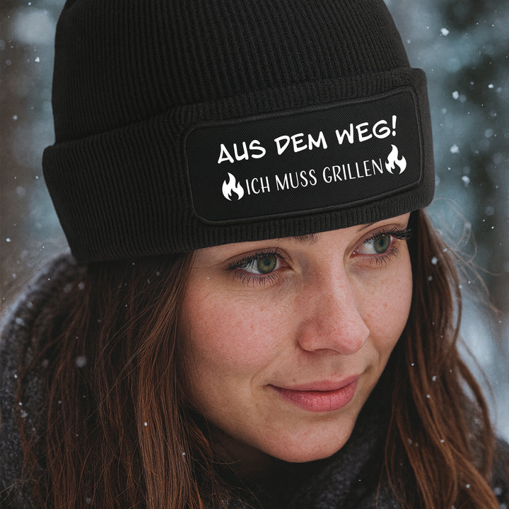 Mütze „Aus dem Weg – ich muss grillen“ | Lustige Beanie für Grillmeister & BBQ-Fans