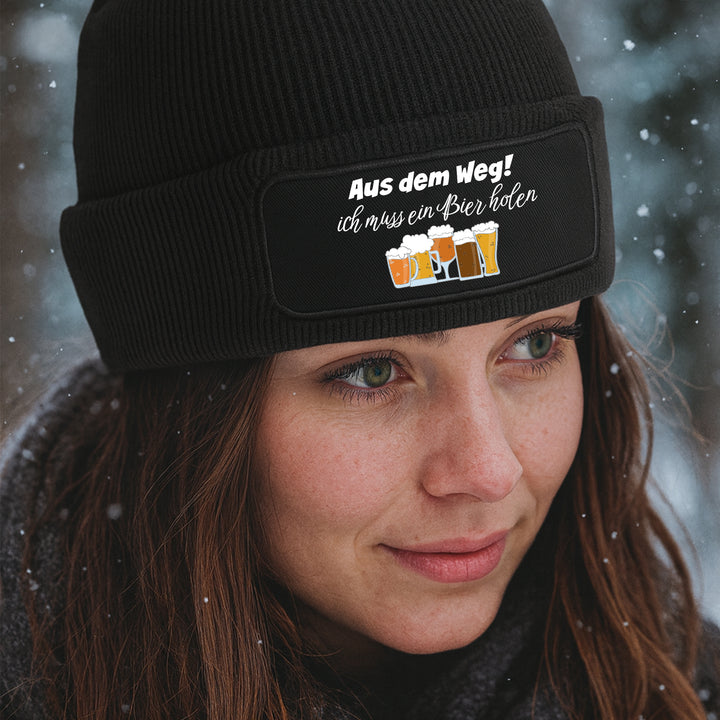 Mütze „Aus dem Weg – ich muss ein Bier holen“ | Lustige Beanie für Bierfans