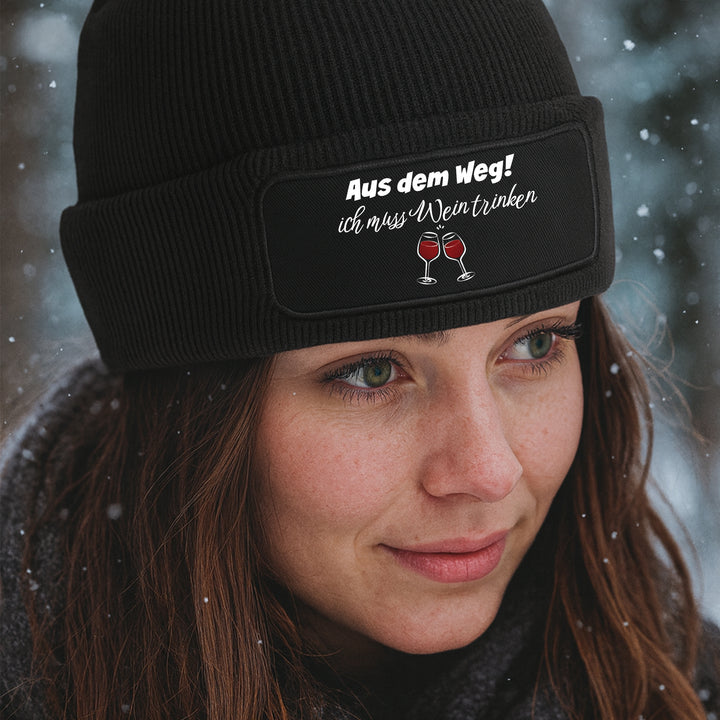 Mütze „Aus dem Weg – ich muss Wein trinken“ | Lustige Beanie für Weinliebhaber