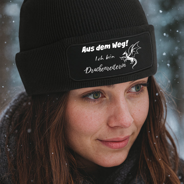 Mütze „Aus dem Weg – ich bin Drachenreiterin“ | Lustige Beanie für starke Frauen