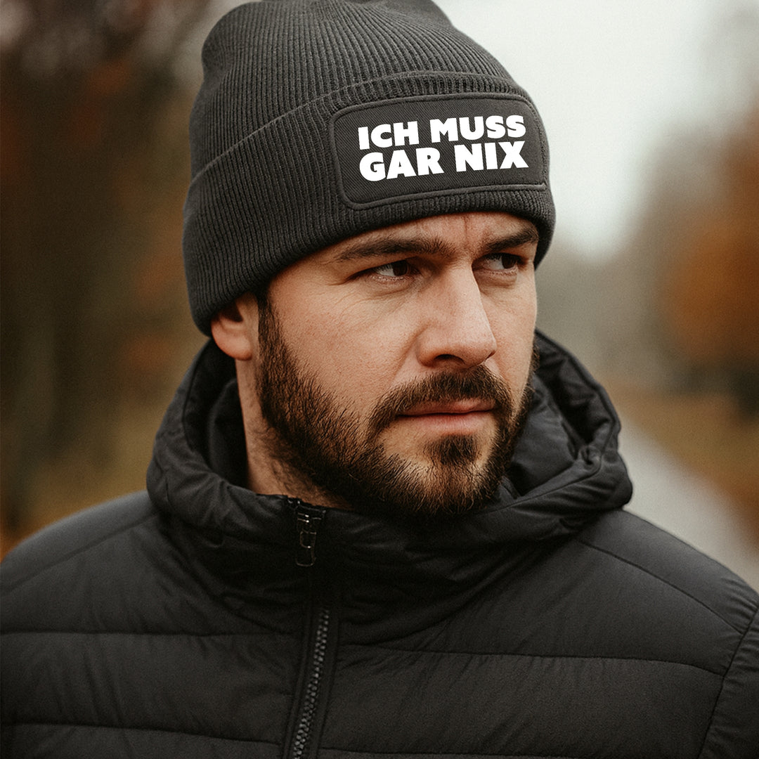 Ich muss gar nix Mütze – Lustige Beanie mit Spruch | Freches Geschenk für Menschen mit Haltung