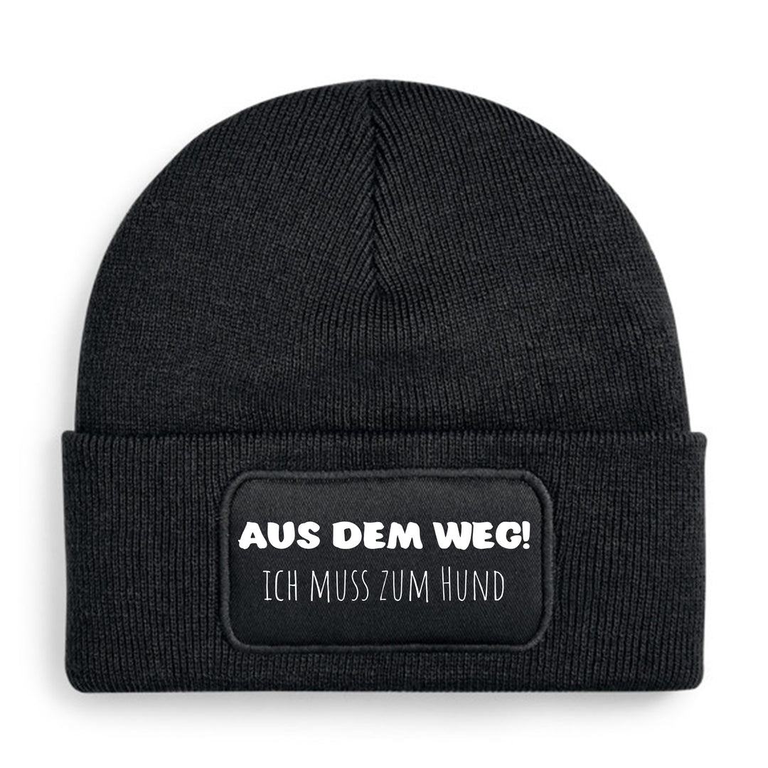 Mütze „Aus dem Weg – ich muss zum Hund“ | Lustige Beanie für echte Hundemenschen