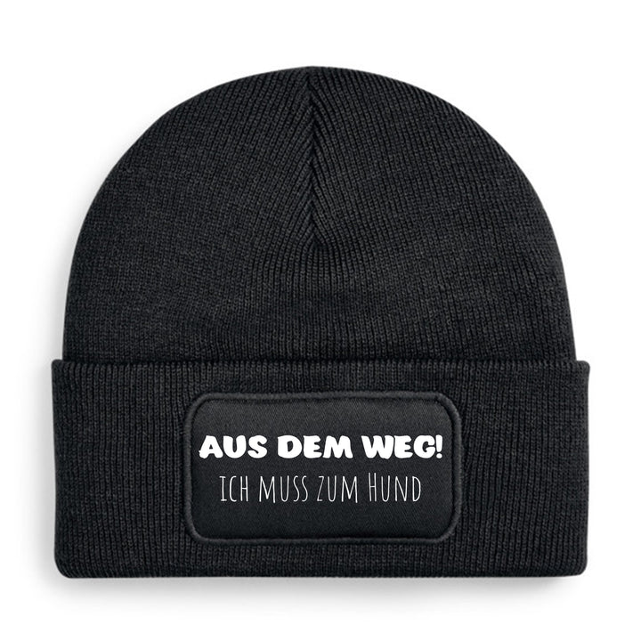 Mütze „Aus dem Weg – ich muss zum Hund“ | Lustige Beanie für echte Hundemenschen