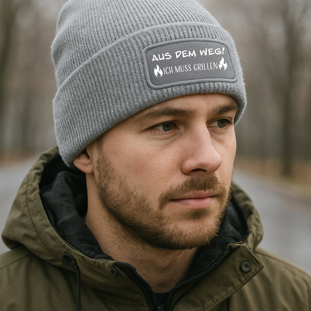 Mütze „Aus dem Weg – ich muss grillen“ | Lustige Beanie für Grillmeister & BBQ-Fans