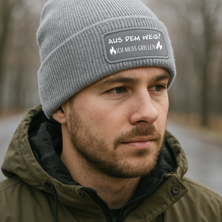 Mütze „Aus dem Weg – ich muss grillen“ | Lustige Beanie für Grillmeister & BBQ-Fans