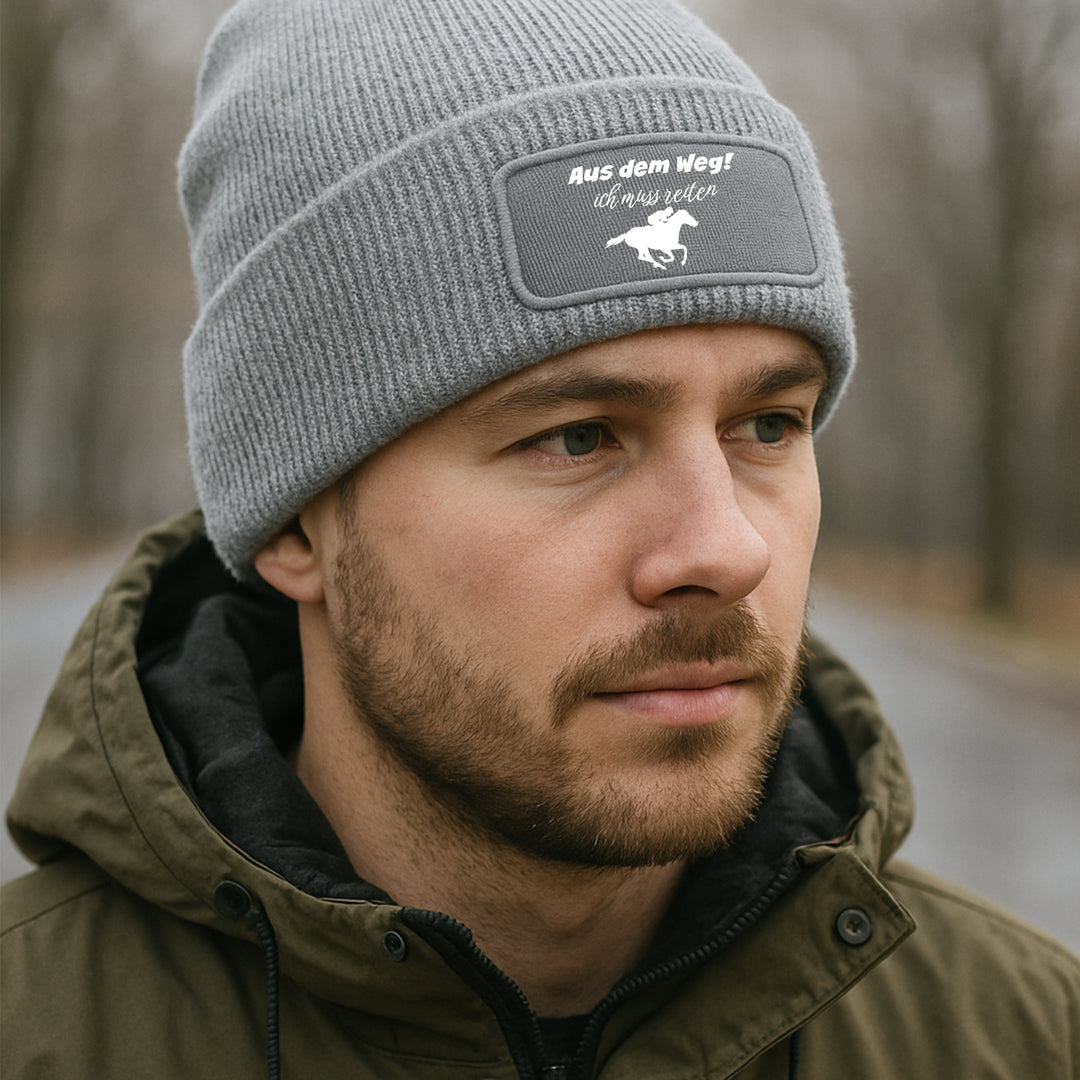 Mütze „Aus dem Weg – ich muss reiten“ | Lustige Beanie für Reiter & Pferdefans