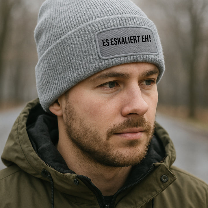 Es eskaliert eh Mütze – Lustige Beanie mit Spruch | Party Mütze & Geschenkidee für Freunde