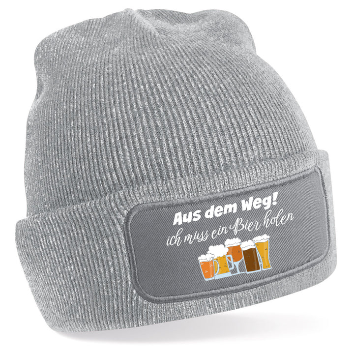 Mütze „Aus dem Weg – ich muss ein Bier holen“ | Lustige Beanie für Bierfans