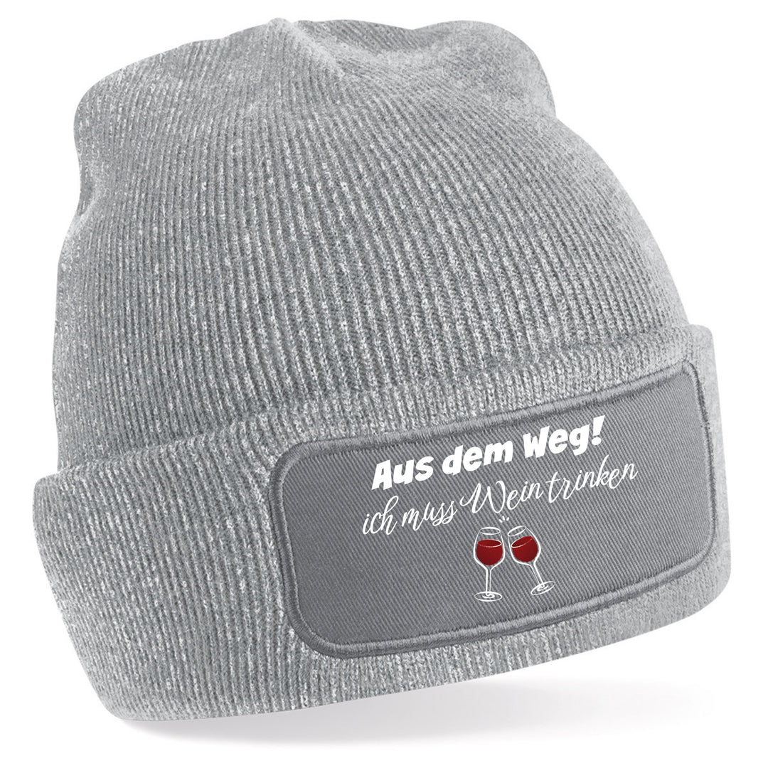 Mütze „Aus dem Weg – ich muss Wein trinken“ | Lustige Beanie für Weinliebhaber