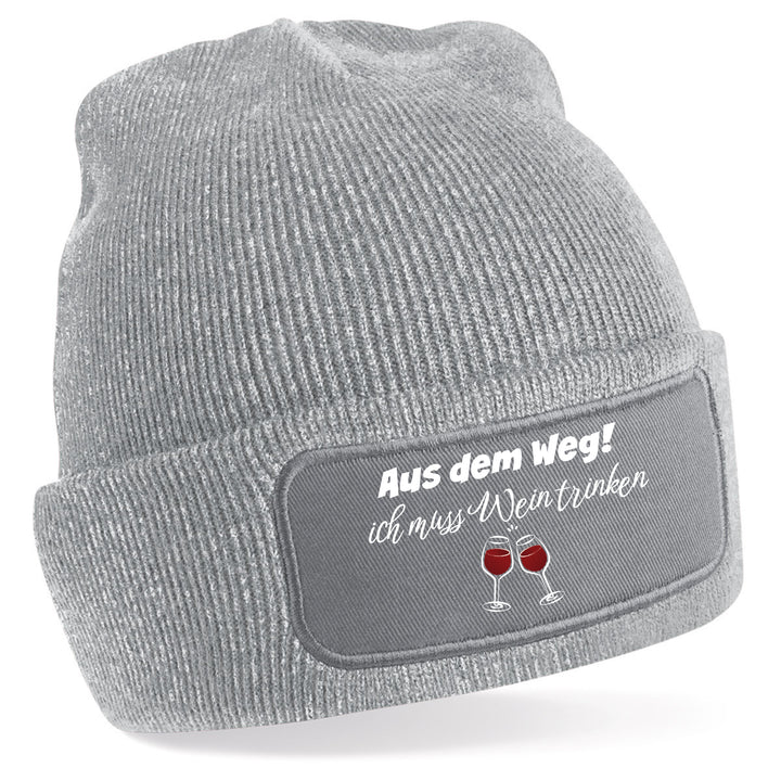 Mütze „Aus dem Weg – ich muss Wein trinken“ | Lustige Beanie für Weinliebhaber