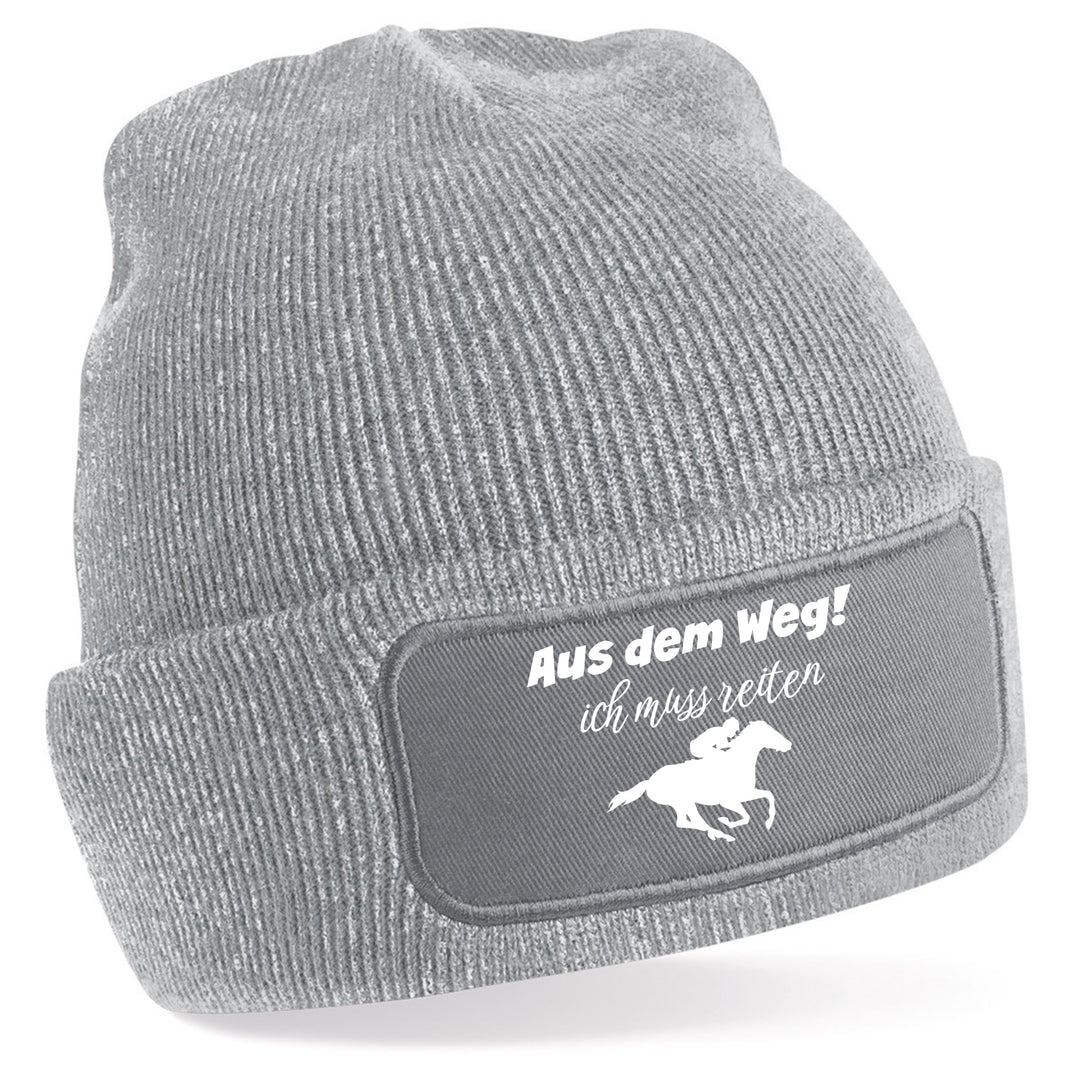 Mütze „Aus dem Weg – ich muss reiten“ | Lustige Beanie für Reiter & Pferdefans