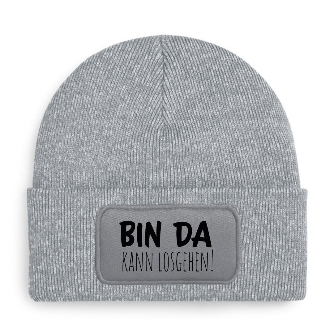 Bin da – kann losgehen Mütze | Lustige Beanie mit Spruch | Geschenk für Freunde & Kollegen