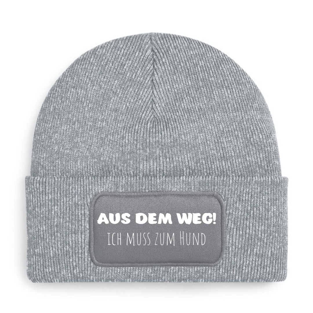 Mütze „Aus dem Weg – ich muss zum Hund“ | Lustige Beanie für echte Hundemenschen
