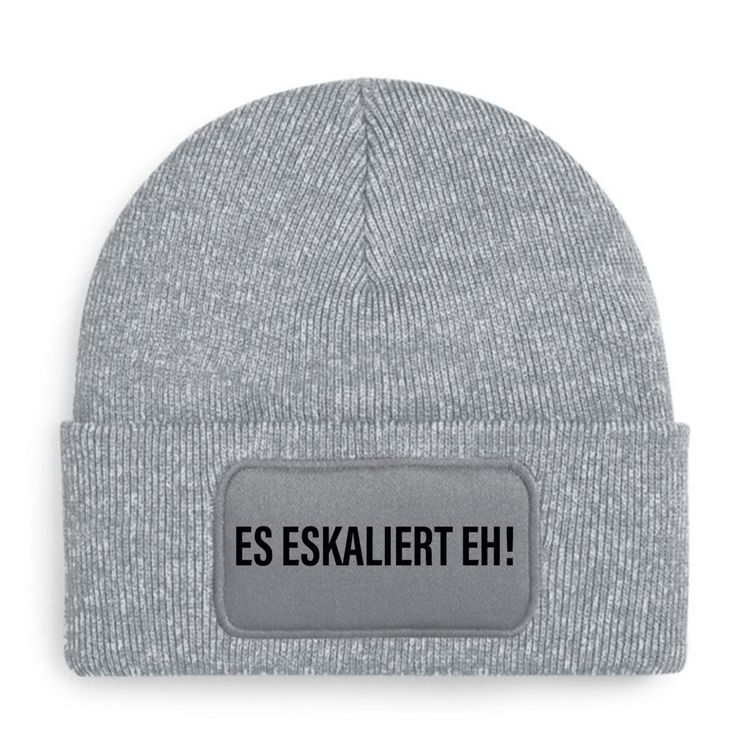 Es eskaliert eh Mütze – Lustige Beanie mit Spruch | Party Mütze & Geschenkidee für Freunde