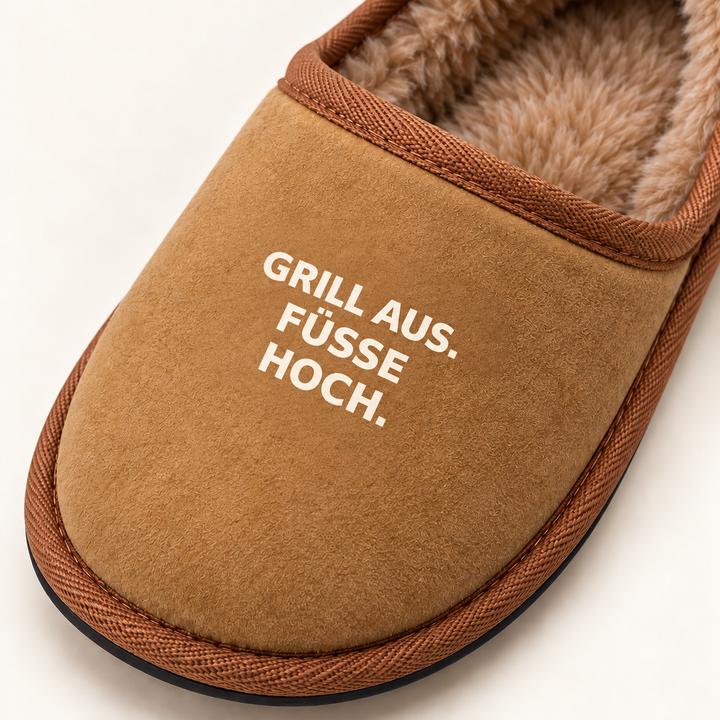 Detail der Veloursoptik, braunen Einfassung und des Schriftzugs Grill aus. Füße hoch.