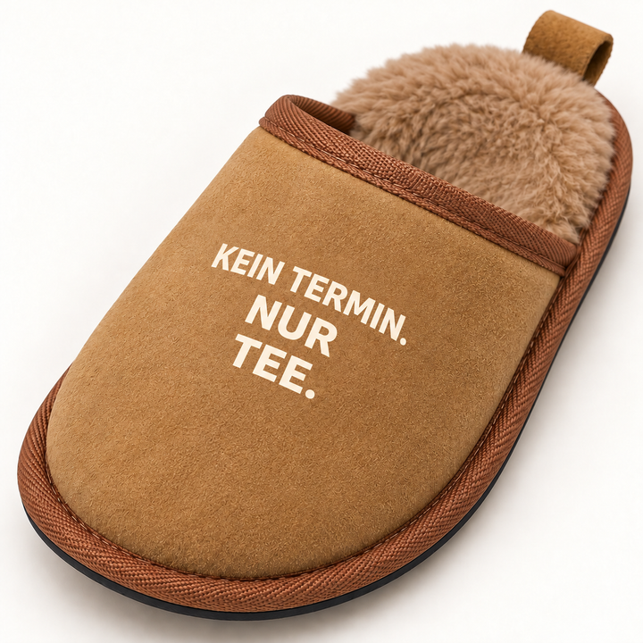 Detail der Veloursoptik, braunen Einfassung und des Schriftzugs Kein Termin. Nur Tee.