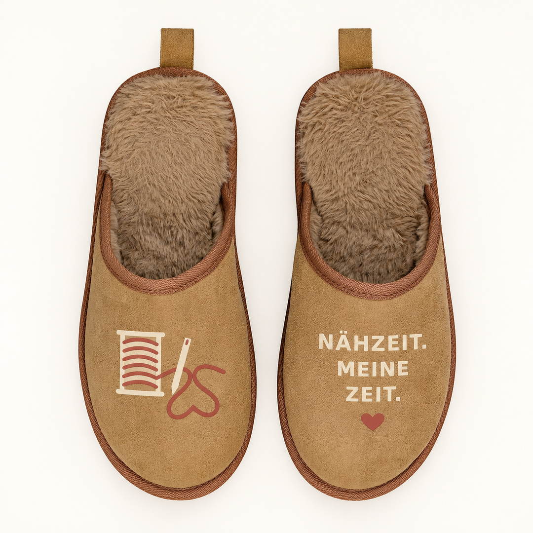Braune Terra Hausschuhe für Nähfans in direkter Draufsicht mit kompaktem Nähmotiv und Text Nähzeit. Meine Zeit.