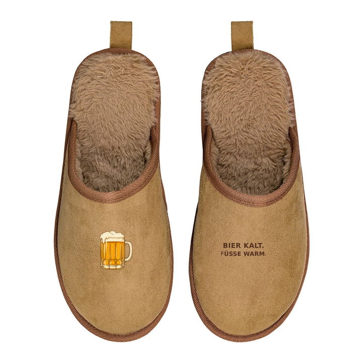 Braune Terra Hausschuhe von oben mit Biermotiv und Spruch Bier kalt. Füße warm.