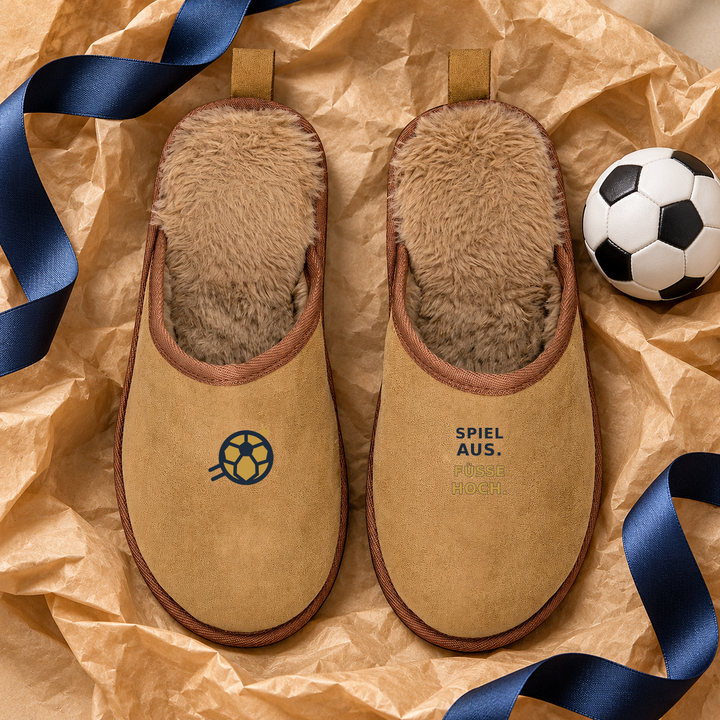 Hausschuhe als Geschenkidee für Fußballfans mit Band und rundem Fußball