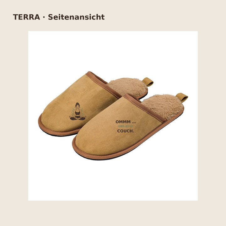 Braune Terra Hausschuhe in Seitenansicht mit kompaktem Yoga-Aufdruck