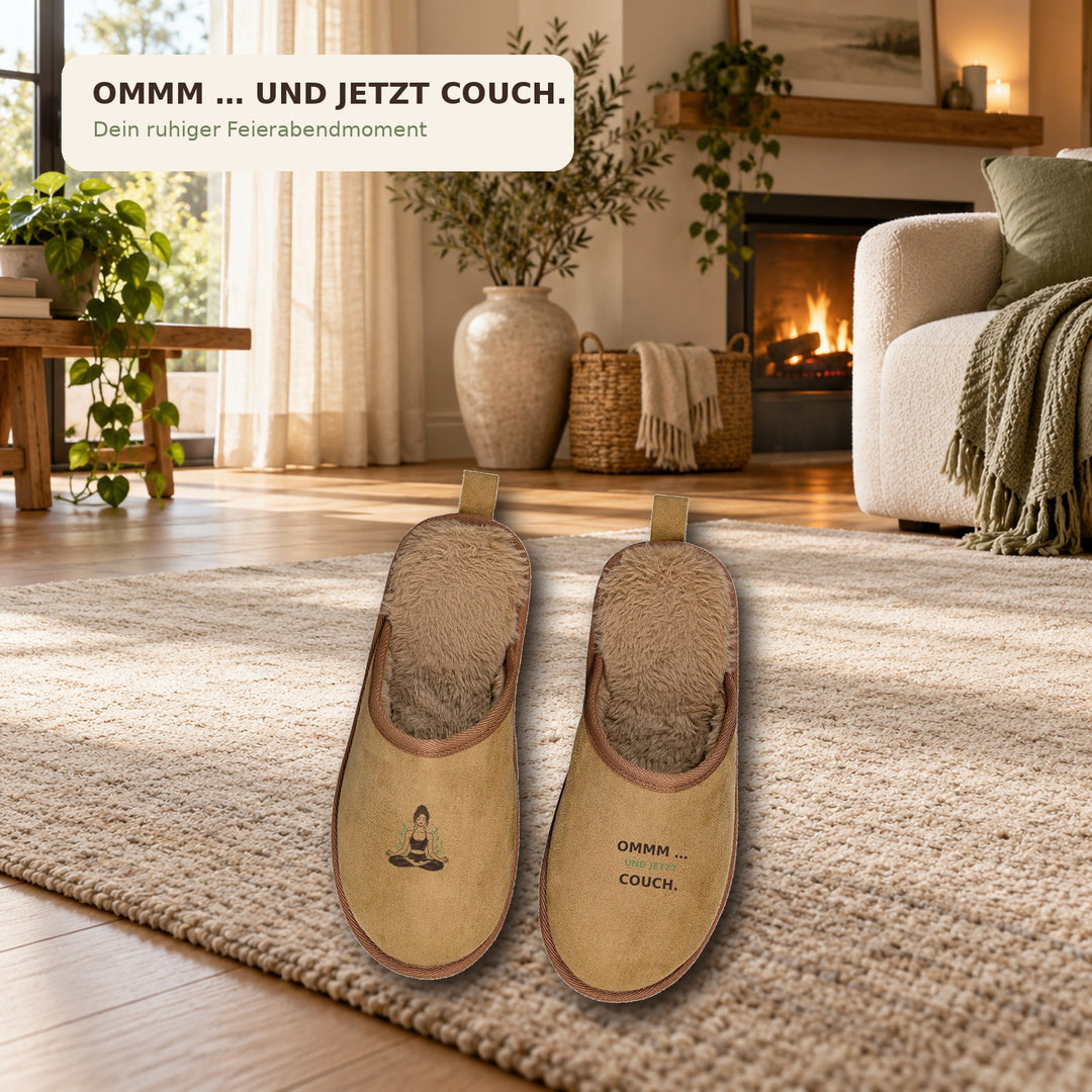 Yoga Hausschuhe Ommm und jetzt Couch im gemütlichen Wohnzimmer