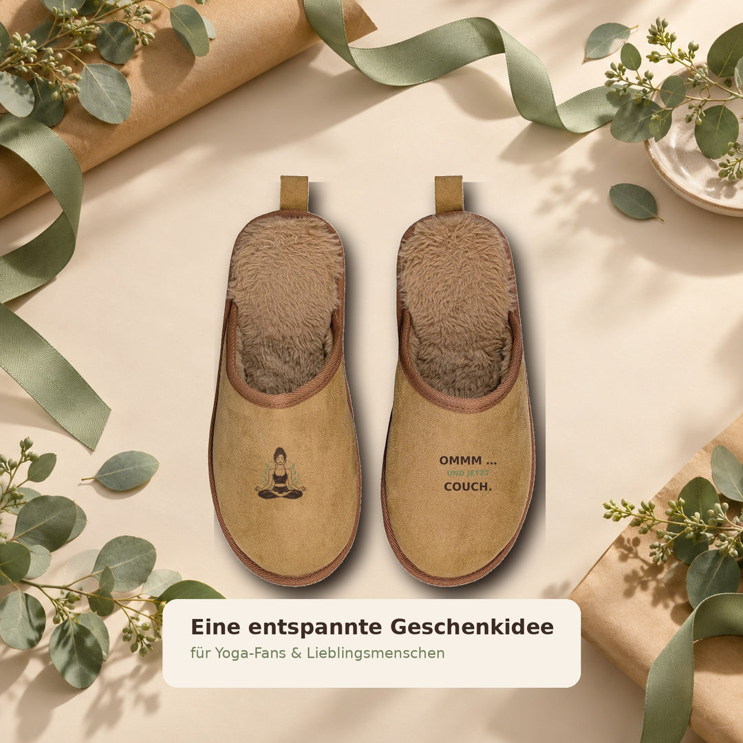 Braune Yoga Hausschuhe als entspannte Geschenkidee arrangiert