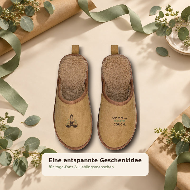 Braune Yoga Hausschuhe als entspannte Geschenkidee arrangiert