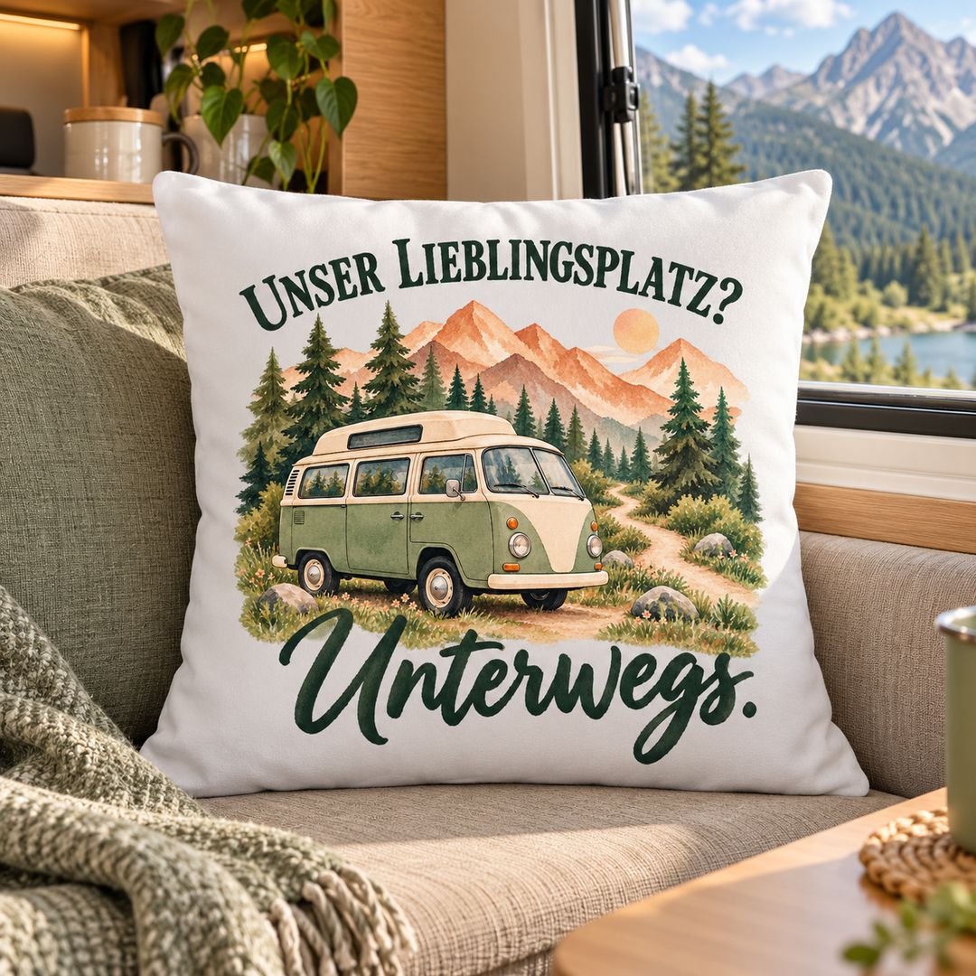 Weißes Camping-Kissen Unser Lieblingsplatz? Unterwegs., 40 x 40 cm mit Füllung – im Wohnmobil