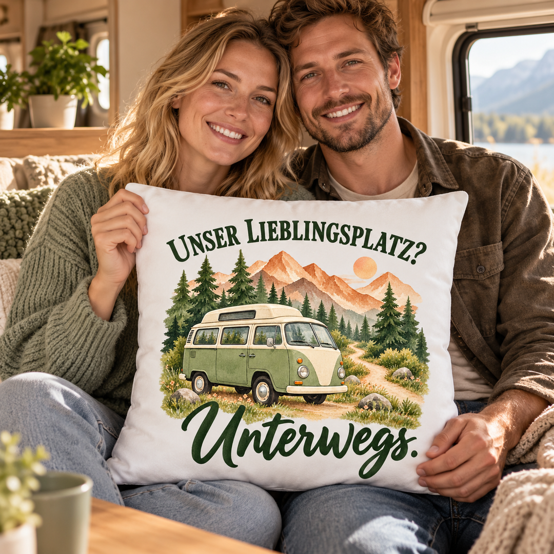 Weißes Camping-Kissen Unser Lieblingsplatz? Unterwegs., 40 x 40 cm mit Füllung – als Geschenk für ein Paar