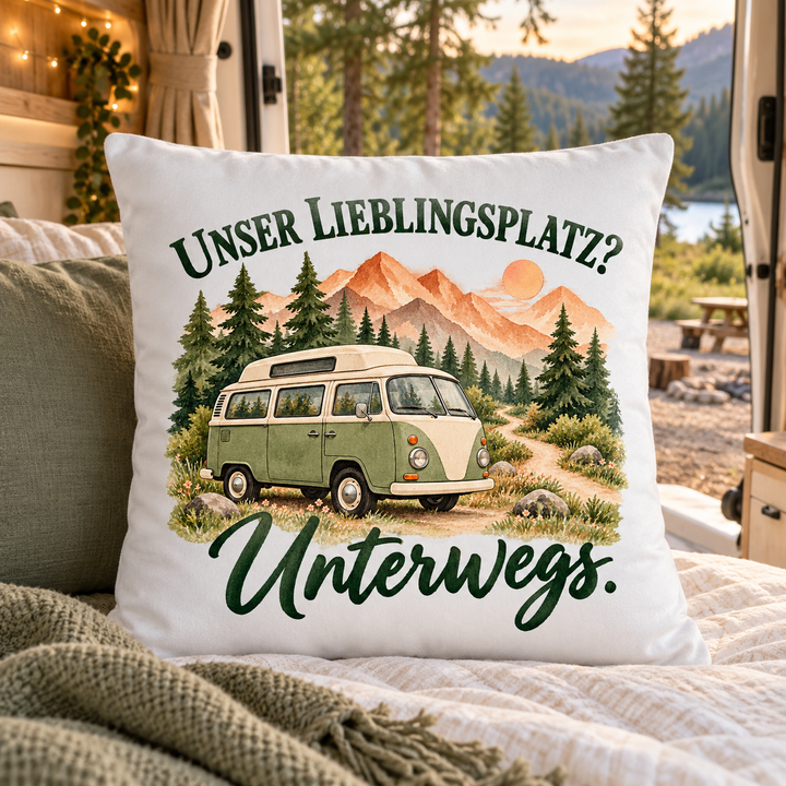Weißes Camping-Kissen Unser Lieblingsplatz? Unterwegs., 40 x 40 cm mit Füllung – auf Reisen