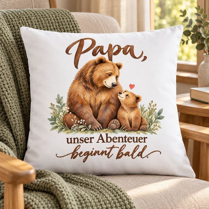 Weißes Papa-Kissen Unser Abenteuer beginnt bald, 40 x 40 cm mit Füllung – in der Leseecke