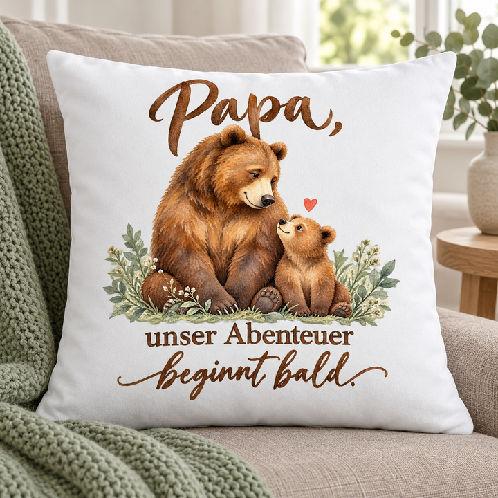 Weißes Papa-Kissen Unser Abenteuer beginnt bald, 40 x 40 cm mit Füllung – auf dem Sofa