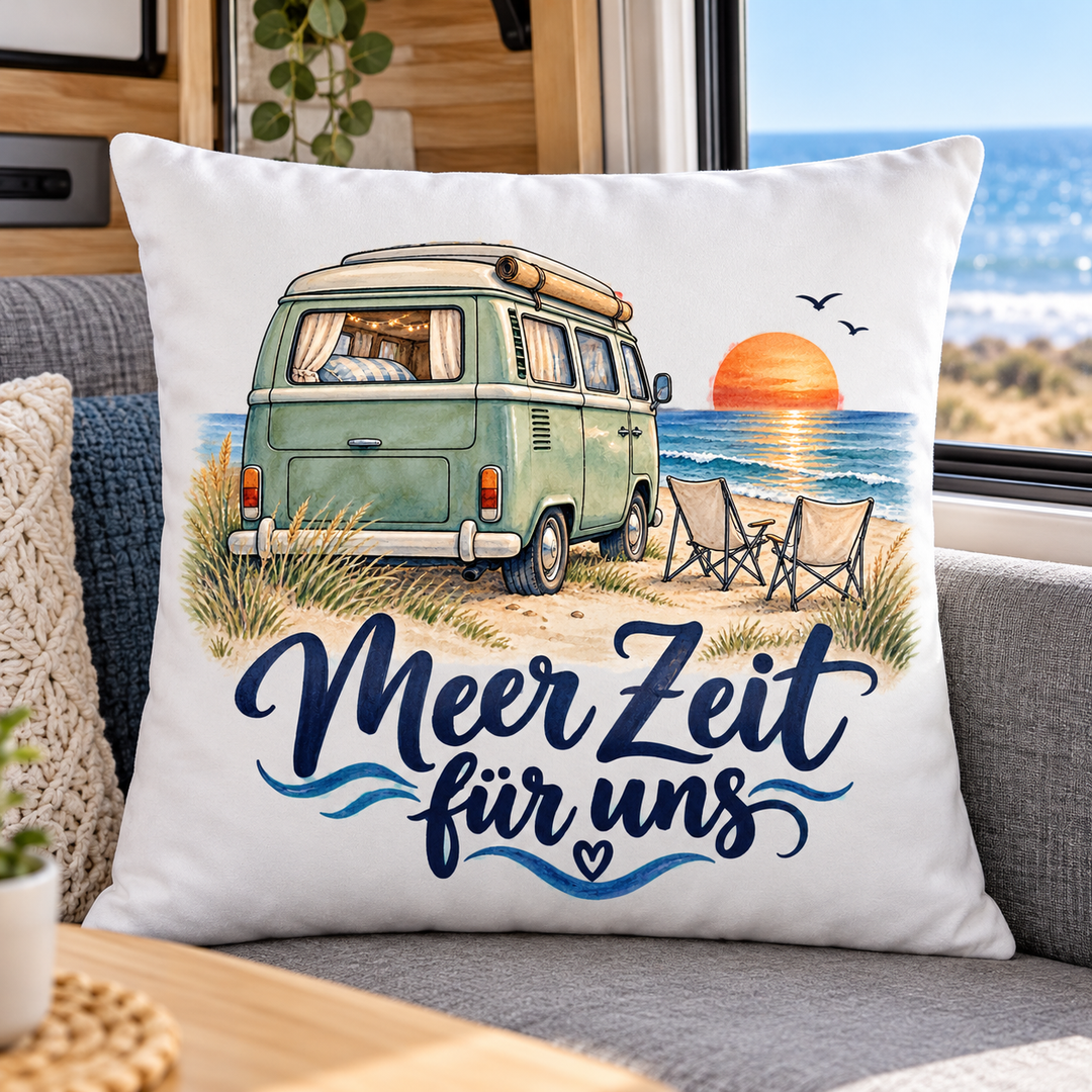 Weißes Camper-Kissen Meer Zeit für uns, 40 x 40 cm mit Füllung – auf der Sitzbank im Camper