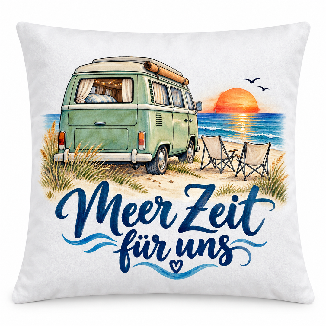 Weißes Camper-Kissen Meer Zeit für uns, 40 x 40 cm mit Füllung – Produktansicht auf weißem Hintergrund