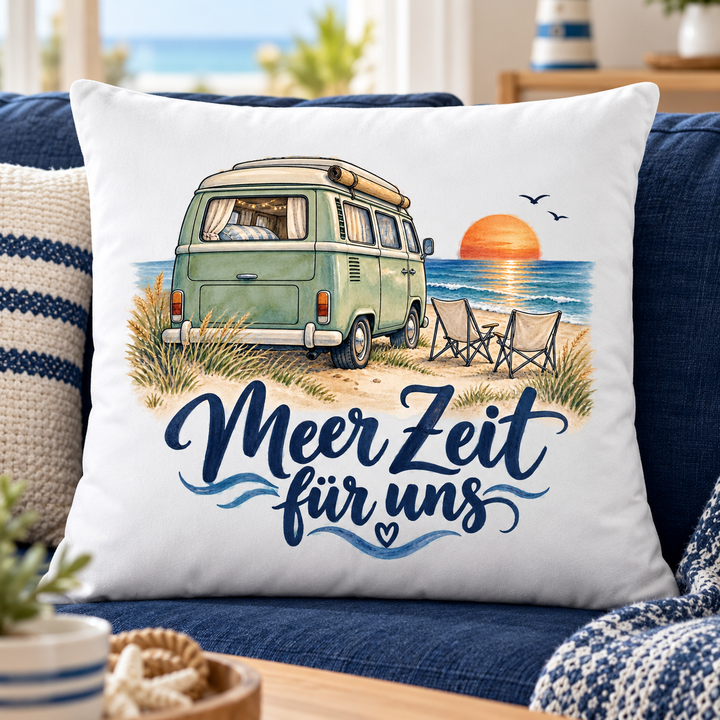 Weißes Camper-Kissen Meer Zeit für uns, 40 x 40 cm mit Füllung – auf dem Sofa