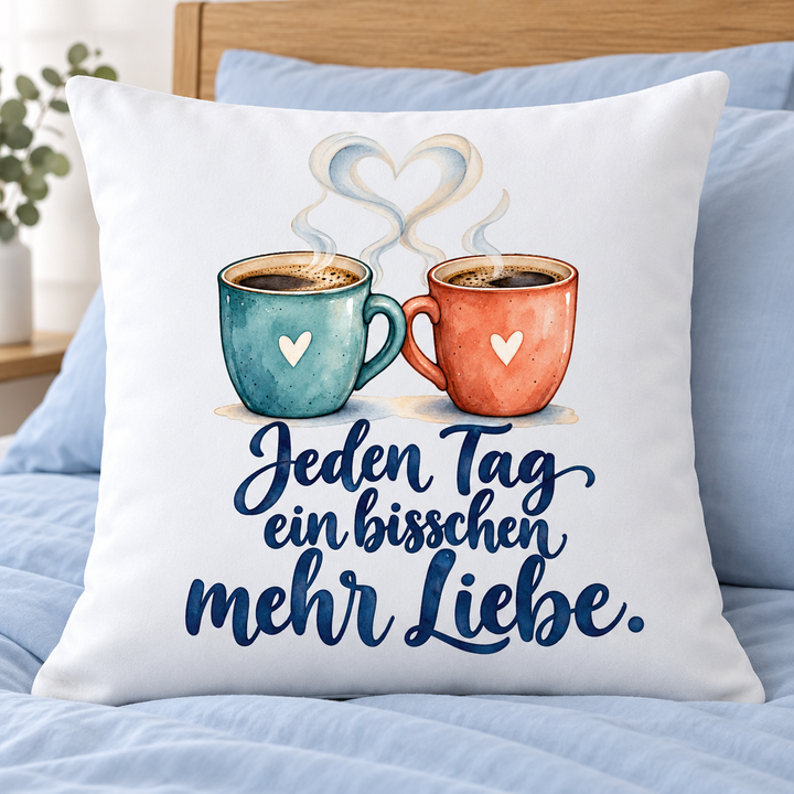 Weißes Liebeskissen „Jeden Tag ein bisschen mehr Liebe“ – im Schlafzimmer