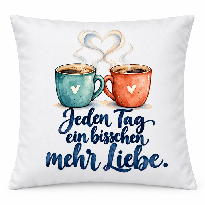 Weißes Liebeskissen „Jeden Tag ein bisschen mehr Liebe“, 40 x 40 cm mit Füllung – Produktansicht auf weißem Hintergrund