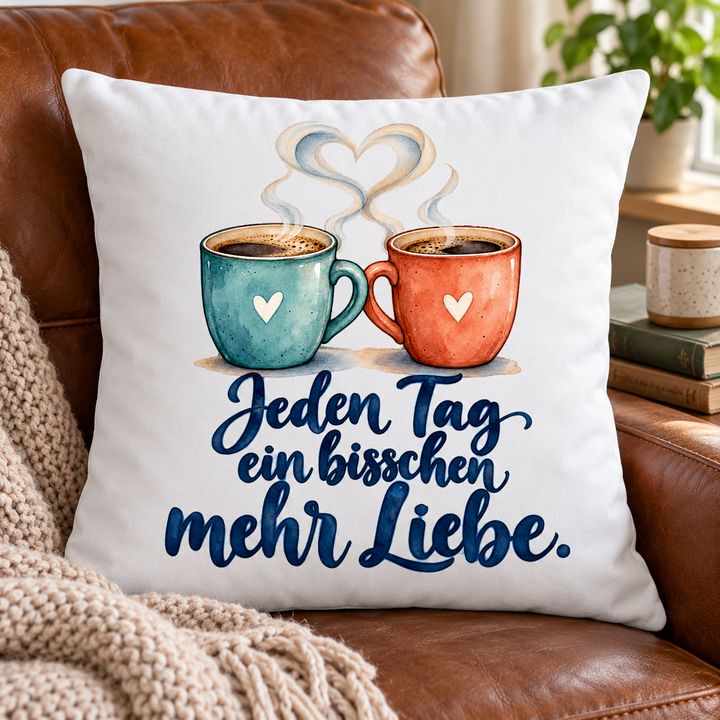 Weißes Liebeskissen „Jeden Tag ein bisschen mehr Liebe“, 40 x 40 cm mit Füllung – in der Leseecke