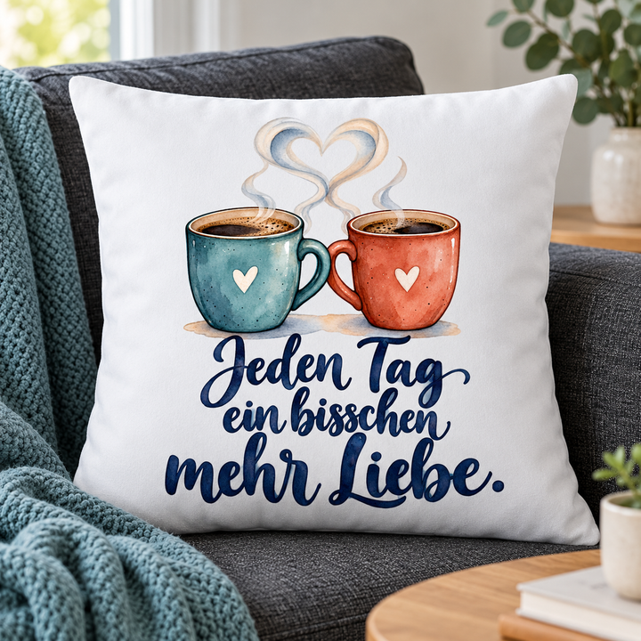 Weißes Liebeskissen „Jeden Tag ein bisschen mehr Liebe“, 40 x 40 cm mit Füllung – auf dem Sofa