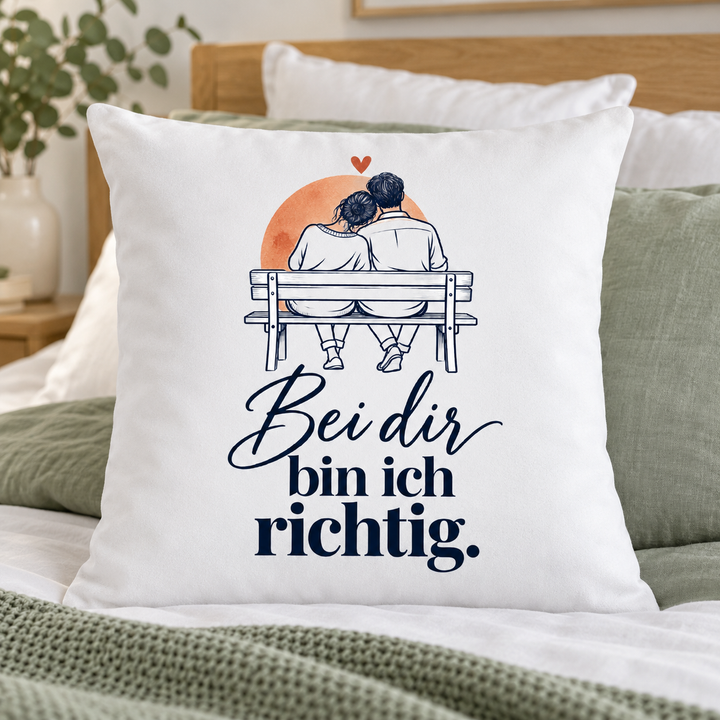 Weißes Liebeskissen „Bei dir bin ich richtig“, 40 x 40 cm mit Füllung – im Schlafzimmer