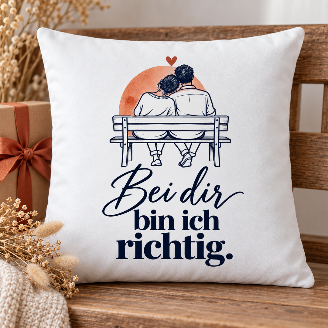 Weißes Liebeskissen „Bei dir bin ich richtig“ – als Geschenk für Paare