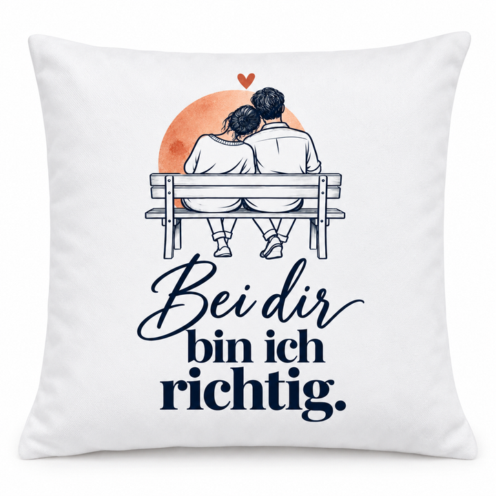 Weißes Liebeskissen „Bei dir bin ich richtig“ – Produktansicht auf weißem Hintergrund