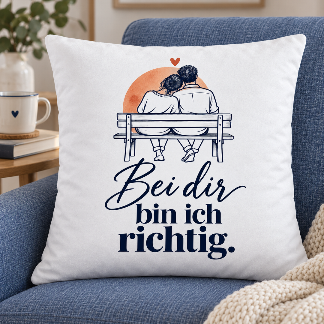 Weißes Liebeskissen „Bei dir bin ich richtig“ – in der Leseecke