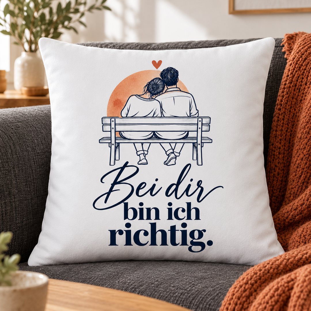Weißes Liebeskissen „Bei dir bin ich richtig“, 40 x 40 cm mit Füllung – auf dem Sofa