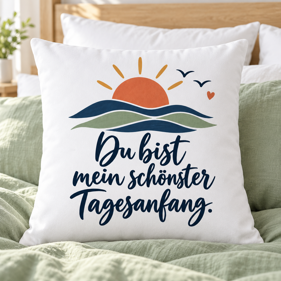 Weißes Liebeskissen „Du bist mein schönster Tagesanfang“ auf einem Bett