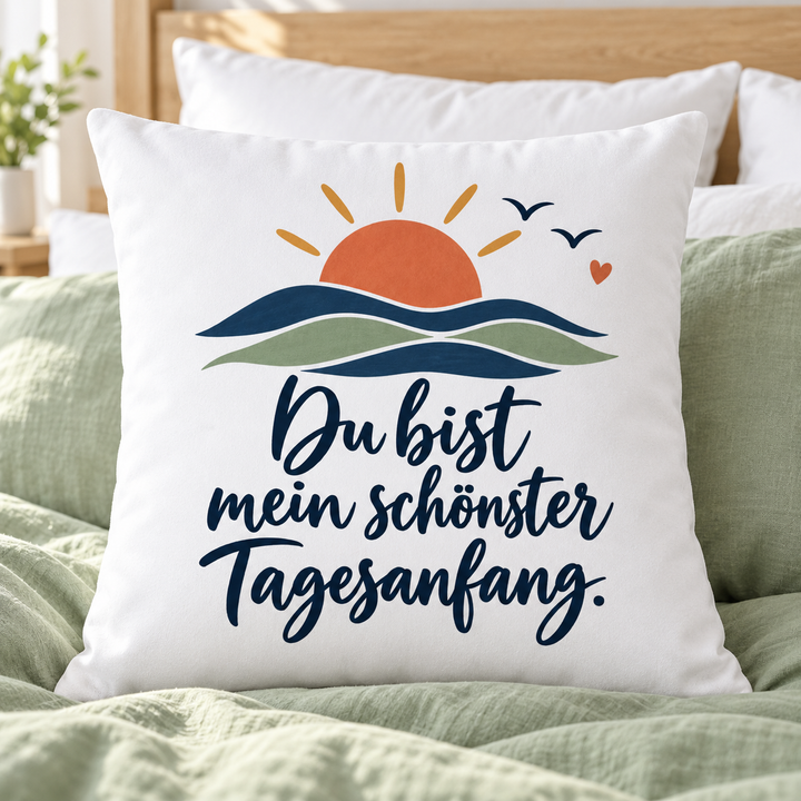 Weißes Liebeskissen „Du bist mein schönster Tagesanfang“ auf einem Bett