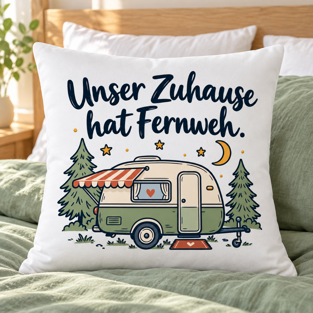 Weißes Kissen „Unser Zuhause hat Fernweh“ auf einem Bett