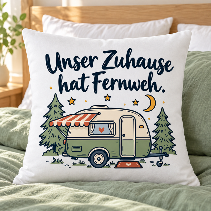 Weißes Kissen „Unser Zuhause hat Fernweh“ auf einem Bett
